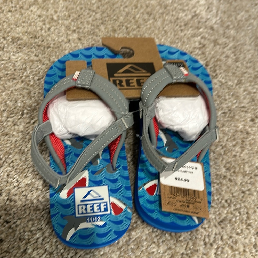 Reef boys 11/12 shark flip flops